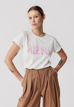 T-shirt z nadrukiem i podwiniętymi mankietami FLORINA biały
