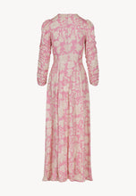 Sukienka maxi w kwiaty CALANA różowa
