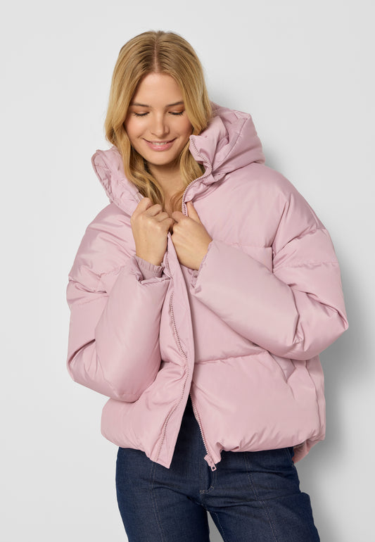Modelka w różowej kurtce puchowej MUAN.