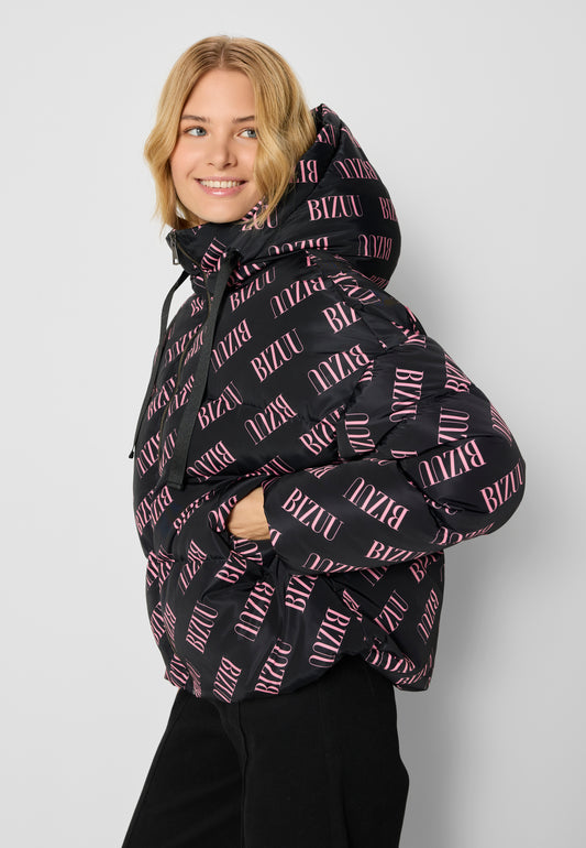 Modelka stojąca bokiem w kurtce puchowej z logowaniem SEUL.