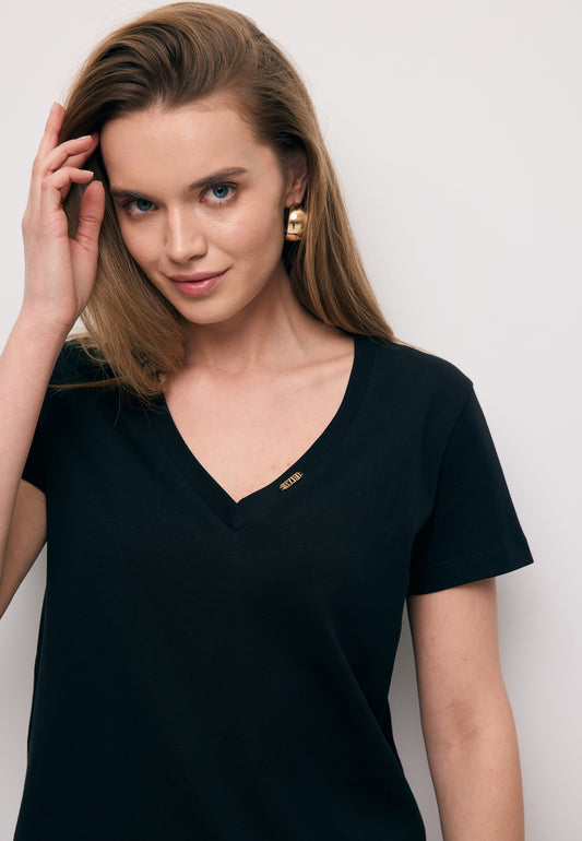 Zbliżenie na modelkę w klasycznym T-shircie w szpic FOKIA.