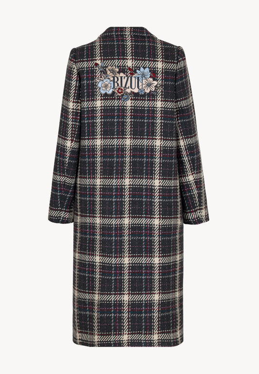 Tył płaszcza w kratę WILDY z naszywką z logo Bizuu na plecach.