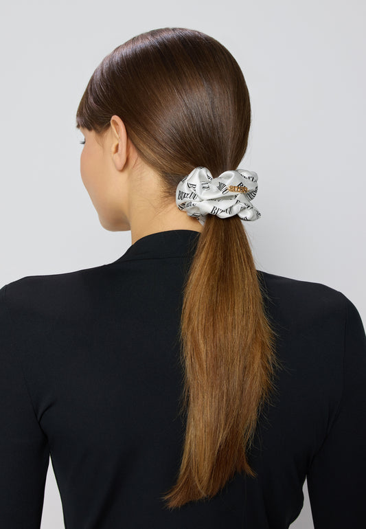 Jedwabna gumka do włosów w logo SILKY biały
