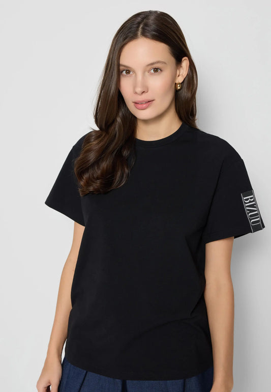 Czarny t-shirt z logo na rękawie TISHAM