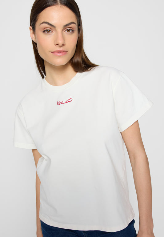 Zbliżenie na modelkę w białym T-shircie SEYA z logo Bizuu zakończonym seruszkiem.