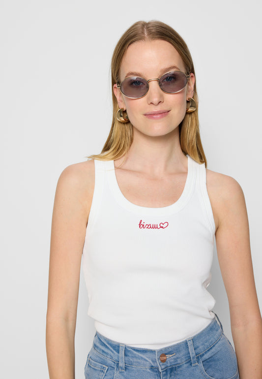 Zbliżenie na modelkę w białym topie LOVIE z czerwonym napisem Bizuu i okularach przeciwsłonecznych MENFI.