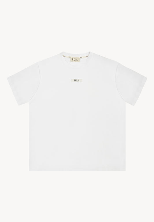 Przód kremowego T-shirtu z logo Bizuu na przodzie TISHALLE.