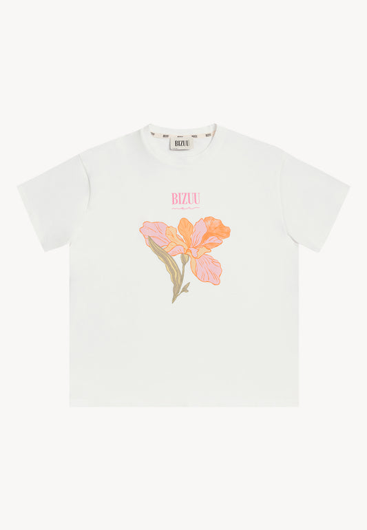 Przód białego T-shirtu z kwiatowym nadrukiem TISHAL.