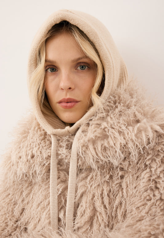 Modelka w beżowej balaklavie BALA oraz futerku z długim włosiem VICENZA.