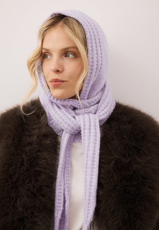 Zbliżenie na modelkę w fioletowej balaklawie BIFFI.