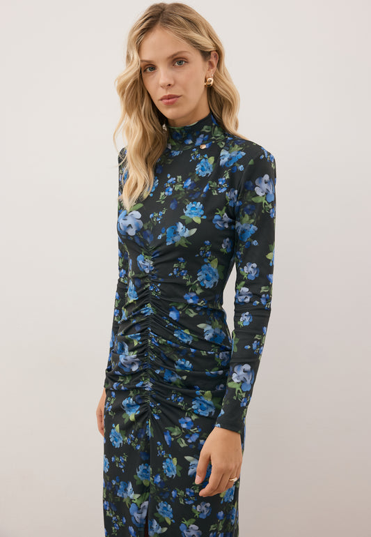 Zbliżenie na modelkę w sukience w autorski, kwiatowy print BRIDGEE.