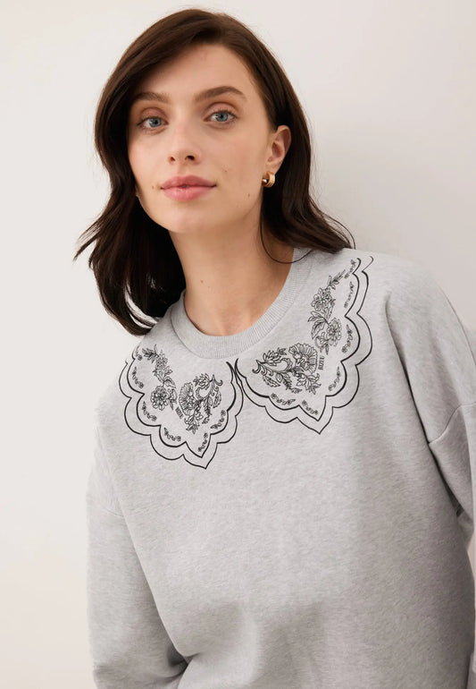 Zbliżenie na modelkę ubraną w szarą bluzę COLLIER z narysowanym kołnierzykeim.