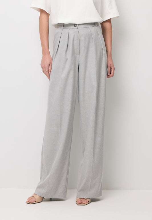 Zbliżenie na nogi modelki w jasnoszarych spodniach o prostych nogawkach BANOS.