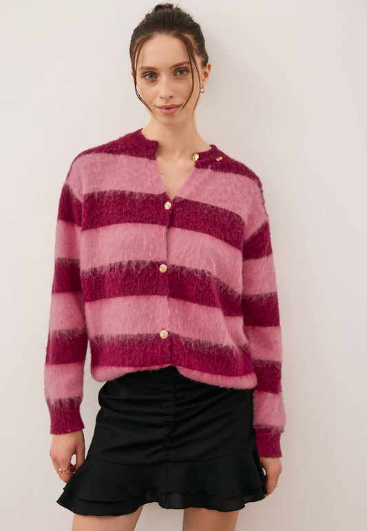 Modelka w kardiganie w różowo-bordowe paski EZE oraz spódniczce mini ROSALIAN.