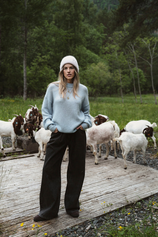 Błękitny sweter oversize z wełną FAROA
