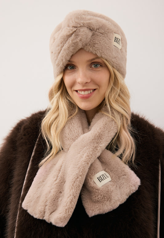 Zbliżenie na modelkę z przewiązanym beżowym szalikiem z futerka FLUFFY oraz futrzaną opaską beżową FEMI.