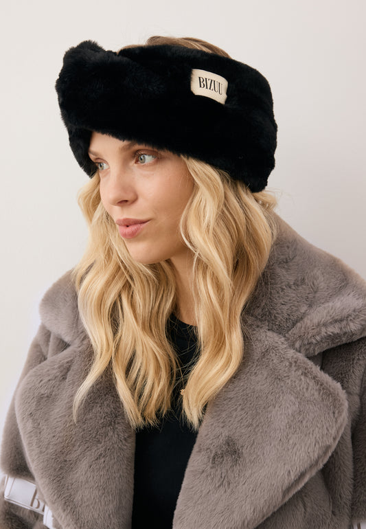 Zbliżenie na modelkę w futrzanej opasce FEMI w kolorze czarnym.