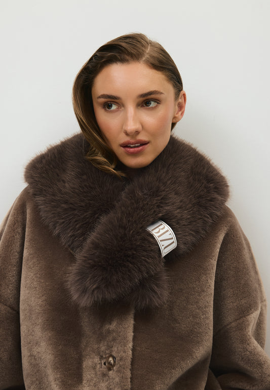 Modelka patrząca w bok ubrana w sweter ROSSO oraz futrzany szalik FLOOFU.