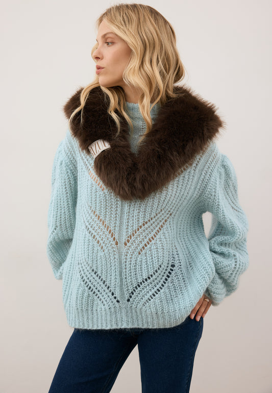 Modelka patrząca w bok ubrana w sweter ROSSO oraz futrzany szalik FLOOFU.