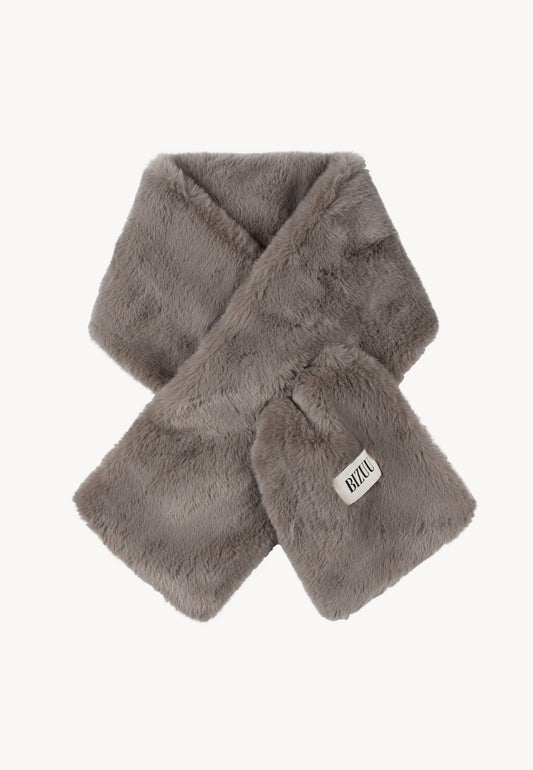 Futrzany szalik z logowaną metką FLUFFY w kolorze taupe.
