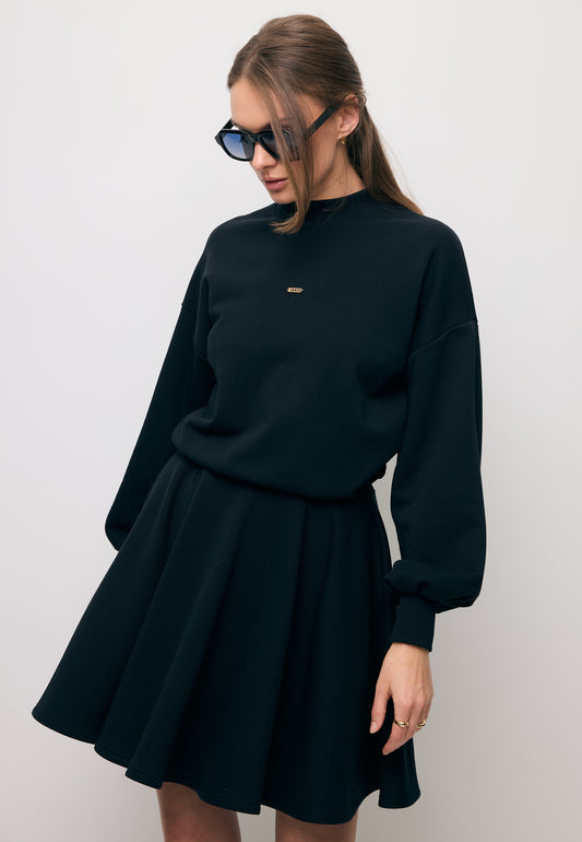 Modelka w czarnej sukience z dzianiny FOXI.