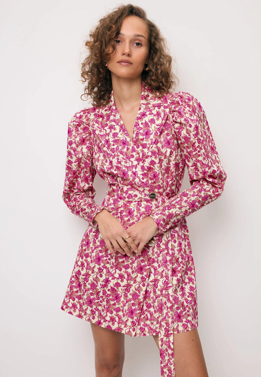 Zbliżenie na modelkę w mini sukience o marynarkowym kroju GEORGINA.