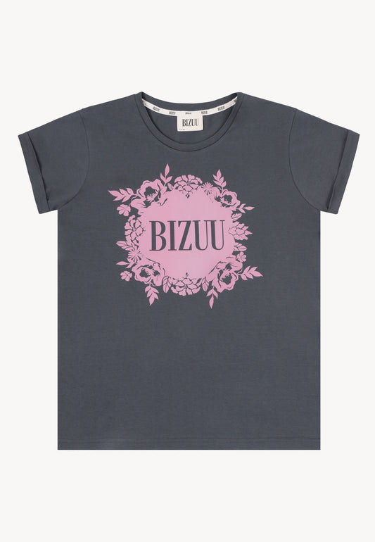 Przód grafitowego T-shirtu IOLA z różową grafika i logo na przodzie.