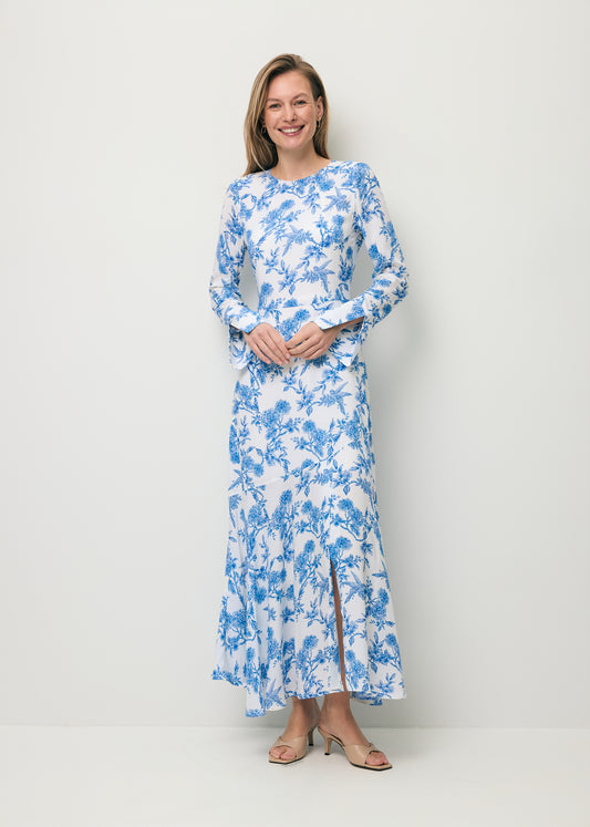 Uśmiechnięta modelka ubrana w sukienkę midi w niebieski print IVYNI.