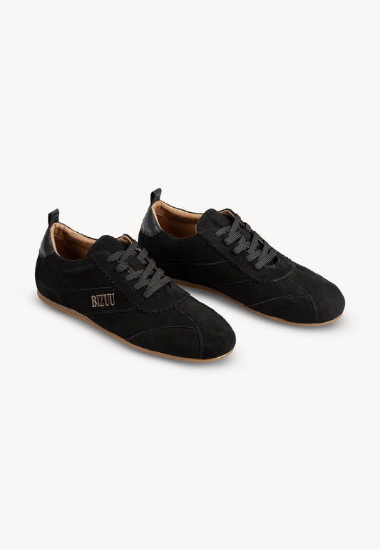 Czarny sneakersy LEOLA stojące pod kątem. Na wierzchniej stronie buta złote logo bizuu.