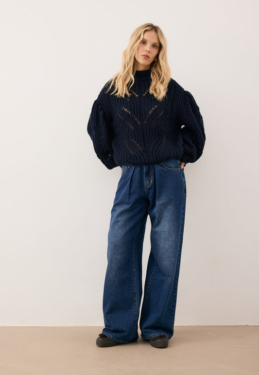 Modelka w granatowych jeansach LEYLA oraz granatowym swetrze ROSSO.