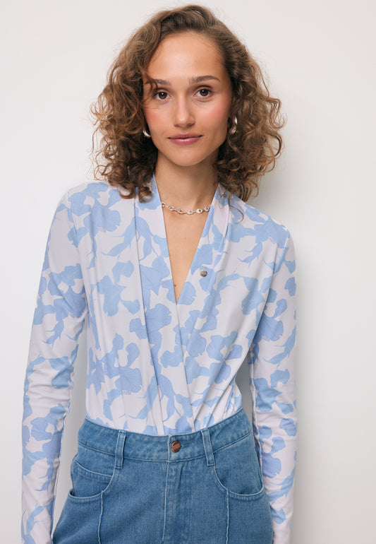 Modelka w kopertowym body w kwiatowy print LOMMA.