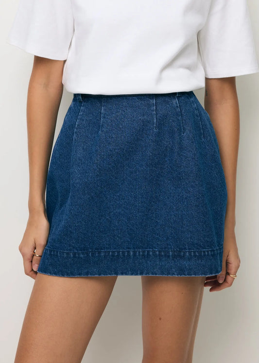 Zbliżenie na modelkę w mini jeansowej spódnicy BREDA.