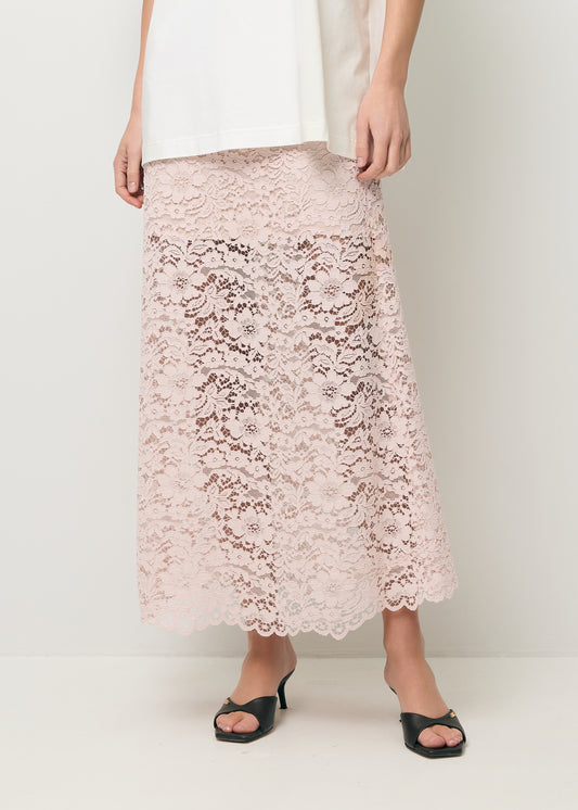 Zbliżenie na nogi modelki w różowej koronkowej spódniczce MILKY.