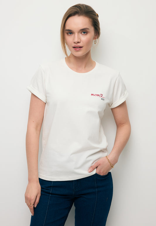 Modelka ubrana w biały T-shirt z haftowanym napisem MOM