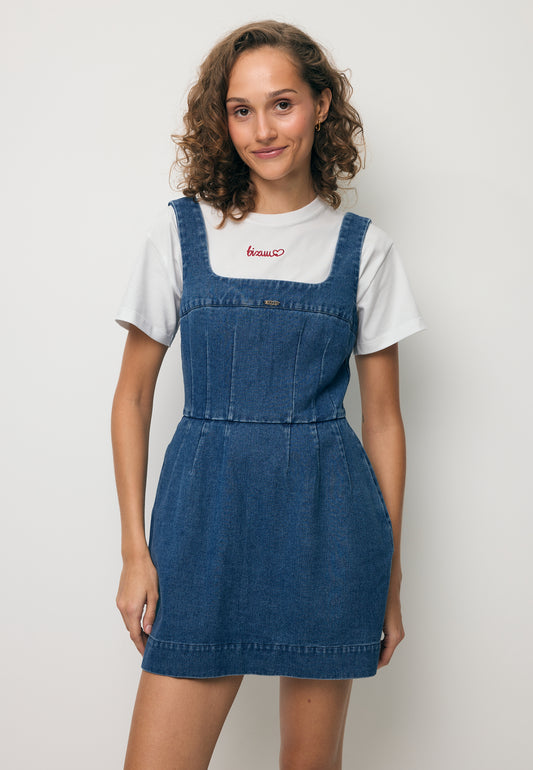 Uśmiechnięta modelka ubrana w jeansową mini sukienkę NARBONA na białym T-shircie SEYA.