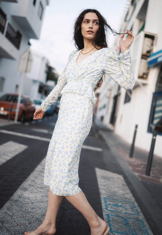 Modelka przechodząca przez pasy ubrana w kremową sukienkę od długości midi NOEMI.