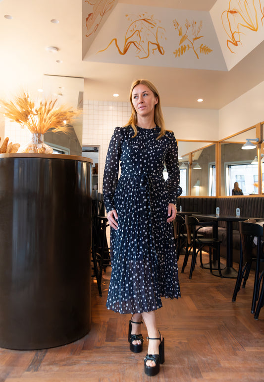 Sukienka w groszki z plisowanym dołem NYLA granatowa