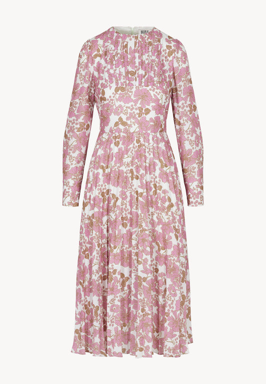 Przód różowej sukienki w kwiatowy print NYLA z plisowanym dołem.