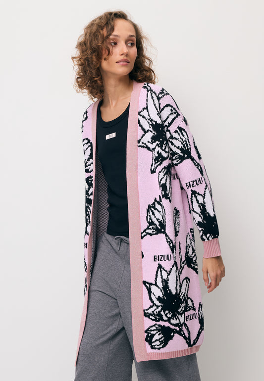 Modelka patrząca w bok ubrana w długi kwiatowy sweter ORMICA oraz czarny top EJRIS.