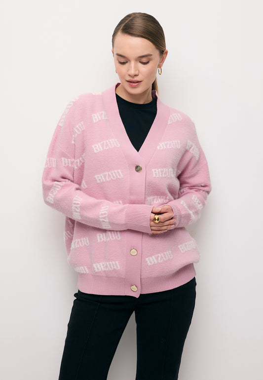 Modelka ubrana w różowy kardigan w logo MYLES.