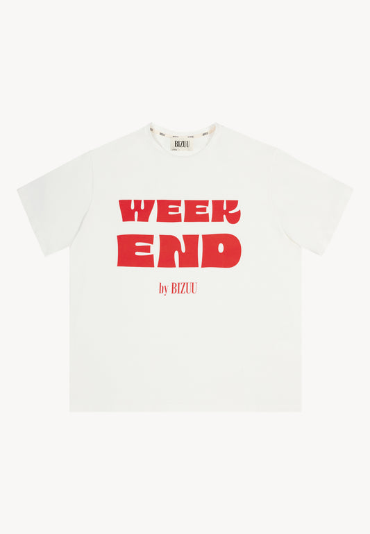 Przód białego T-shirtu z czerwonym napisem WEEKEND by Bizuu.