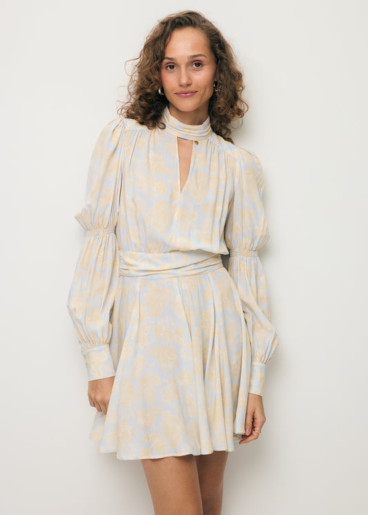 Modelka ubrana w printowaną sukienkę SIERRA.