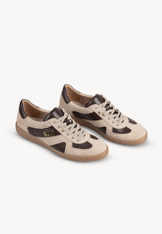 Beżowe sneakersy SODDY z brązowymi wstawkami i złotym logo na boku.