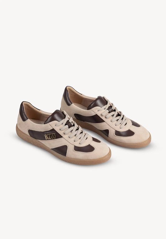 Beżowe sneakersy SODDY z brązowymi wstawkami i złotym logo na boku.