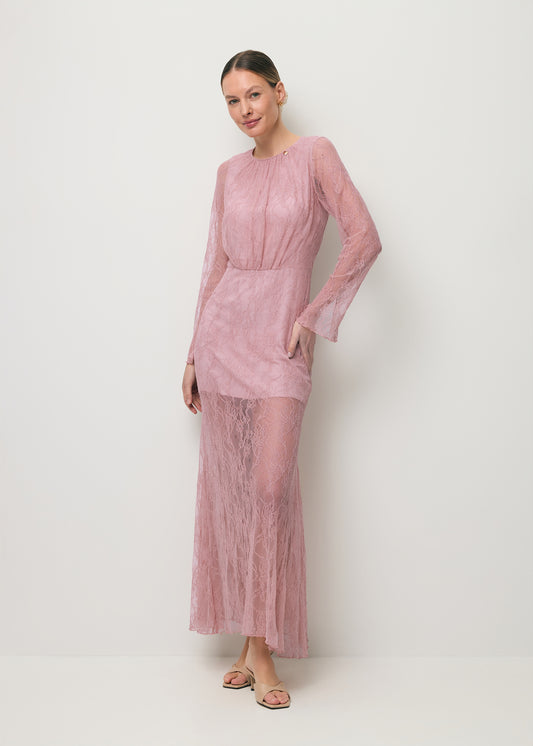 Modelka ubrana w koronkową sukienkę w pudrowym różu SOLIN.