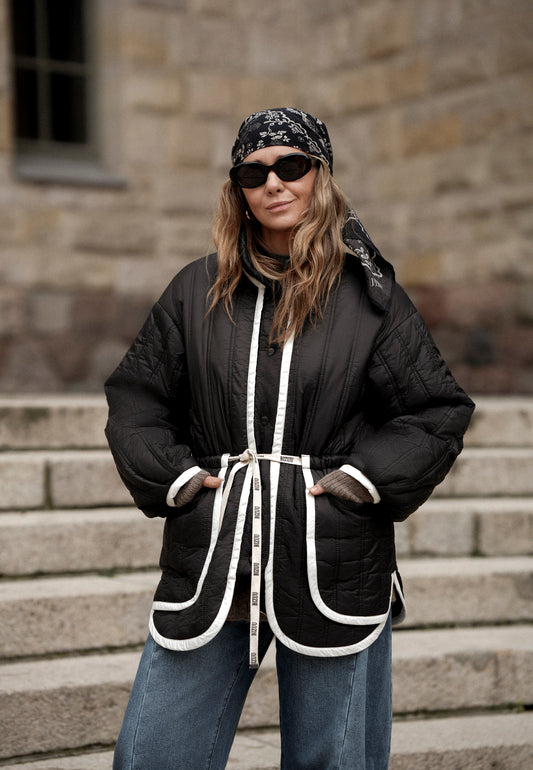 Czarna pikowana kurtka oversize THULIN