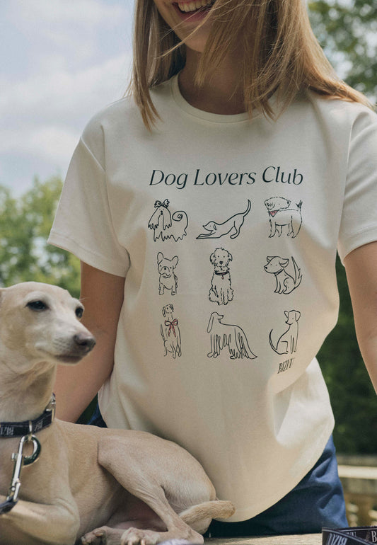 Zbliżenie na T-shirt modelki z rysunkami psów i napisem Dog Lovers Club.