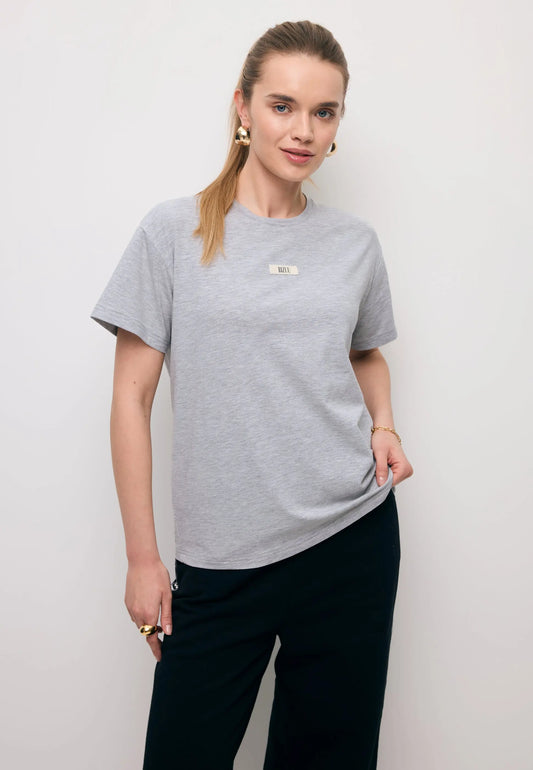 Modelka w szarym, bawełnianym T-shircie TISHALLE.