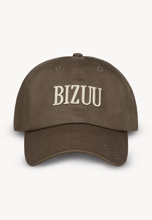 Brązowa czapka z daszkiem ZANE z haftowanym logo na przodzie.
