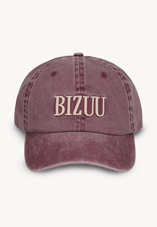 Przód bordowej czapki z daszkiem ZANE z haftowanym logo.